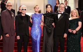 “The Shrouds,” a film by David Cronenberg about a widow obsessed with corpses, receives a polite 3.5-minute standing ovation at Cannes